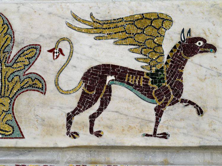 Iconostasi, particolare lastra musiva superiore: ippogrifo realizzato con tessere di pasta vitrea e d'oro di fattura siciliana